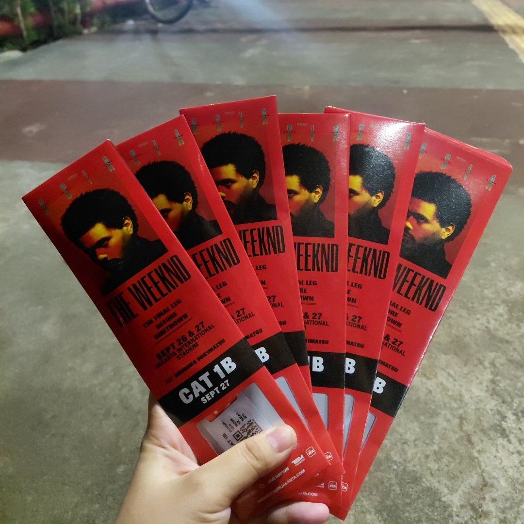 lulula742772's tweet photo. cat 1B day 2, row and seat sampingan semua. cod 
setengah harga, beli lebih 1 bisa nego 
#theweekndjkt 
#wts https://t.co/Uzx8XMPSeN