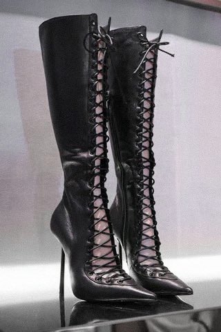 rosierpearl's tweet photo. le silla, fall ‘24 https://t.co/HqYFC5l2ni