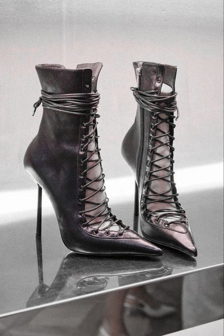 rosierpearl's tweet photo. le silla, fall ‘24 https://t.co/HqYFC5l2ni