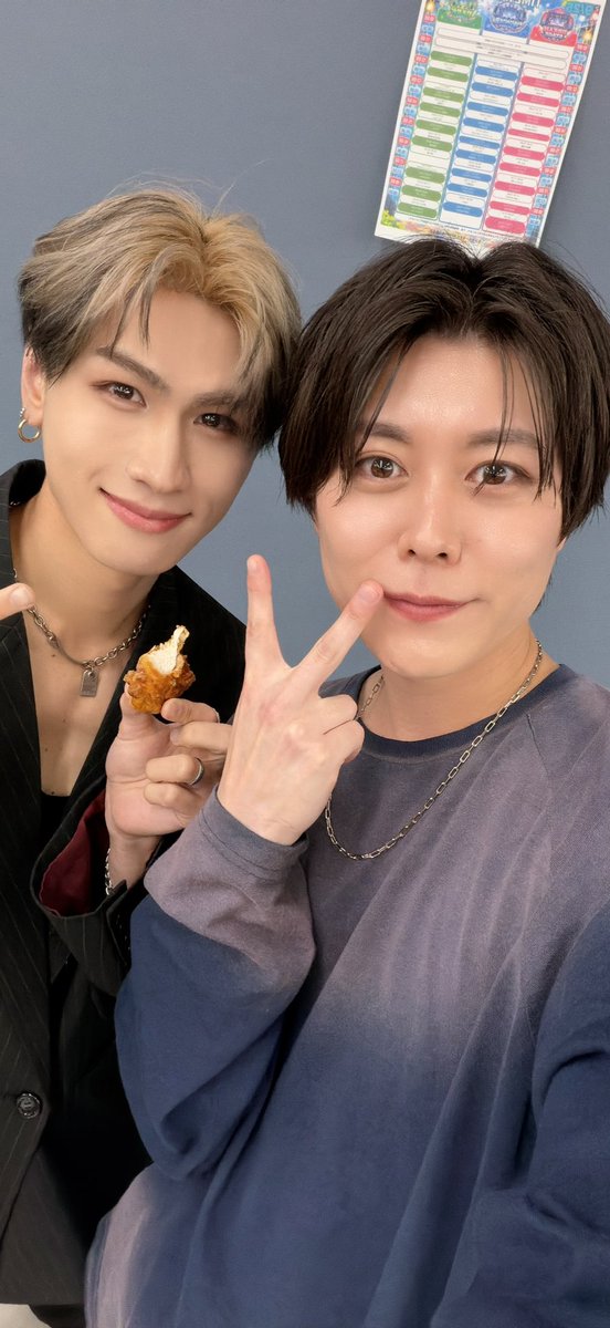 BLACKIRIS_hiro's tweet photo. 今日はエンタパークフェスありがとうございました😊

めっちゃ久しぶりすぎる再会のけんちょすと同じ青森出身のKくんと📸

いいイベントでした😌 https://t.co/ODPznvujQX