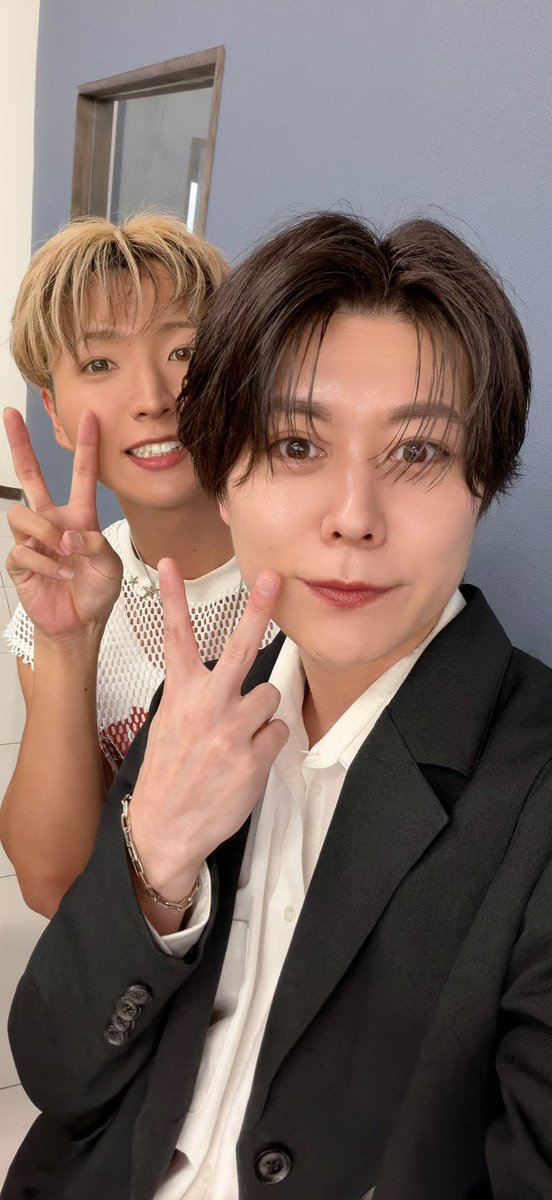 BLACKIRIS_hiro's tweet photo. 今日はエンタパークフェスありがとうございました😊

めっちゃ久しぶりすぎる再会のけんちょすと同じ青森出身のKくんと📸

いいイベントでした😌 https://t.co/ODPznvujQX