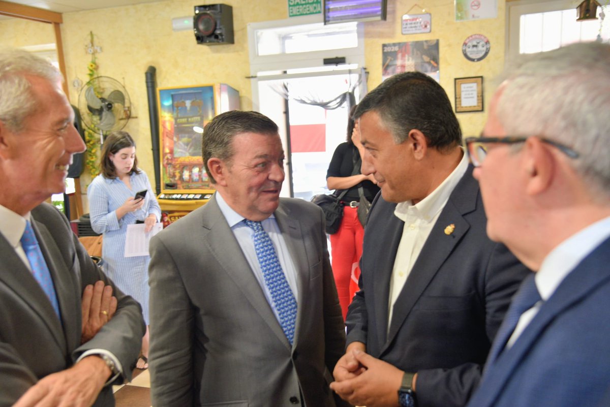luismiggago's tweet photo. Hoy lo presentamos en #Niharra (ÁV): @jcyl ya ha ayudado a 1.086 bares y centros de ocio de pequeños municipios. Tres años después de lanzar estas ayudas de 3000€, seguimos llegando a más pueblos para mantener abiertos espacios que son más que un negocio: son lugares de vida. https://t.co/p56B2A6qG7