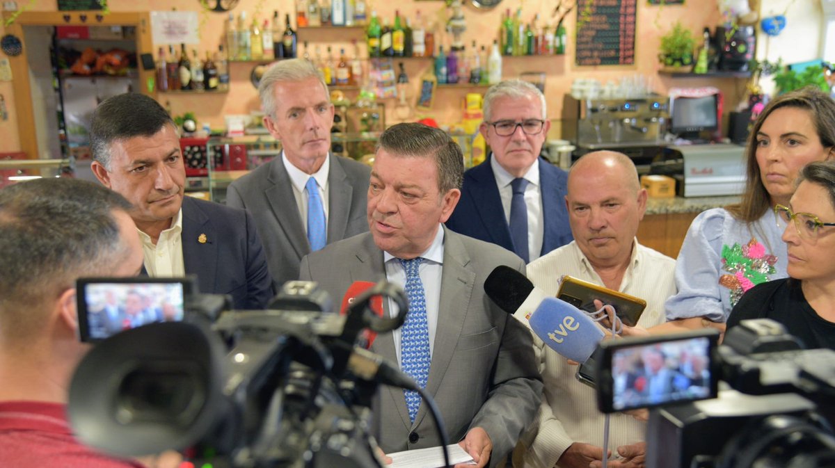 luismiggago's tweet photo. Hoy lo presentamos en #Niharra (ÁV): @jcyl ya ha ayudado a 1.086 bares y centros de ocio de pequeños municipios. Tres años después de lanzar estas ayudas de 3000€, seguimos llegando a más pueblos para mantener abiertos espacios que son más que un negocio: son lugares de vida. https://t.co/p56B2A6qG7