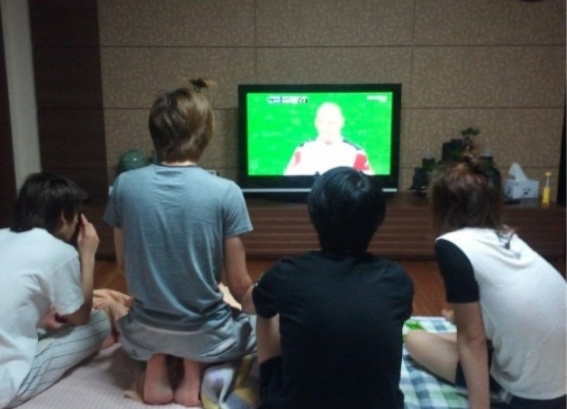 ektjta's tweet photo. 연휴에 친척집 보통 이런 무드임 https://t.co/2ohhEdQim7