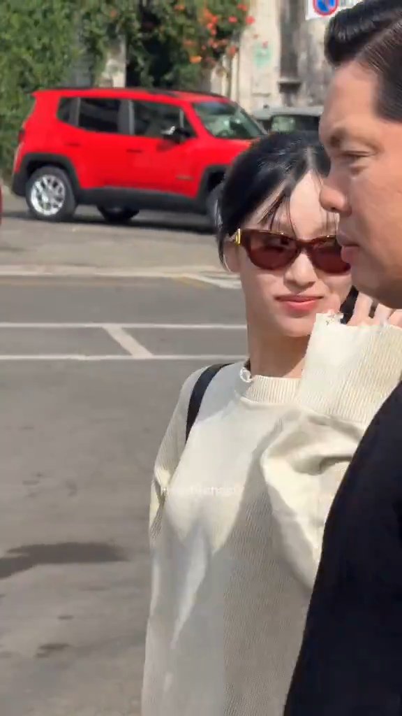 mncollarbone's tweet photo. smiley mina in milan 😁 https://t.co/JdroGgif6W