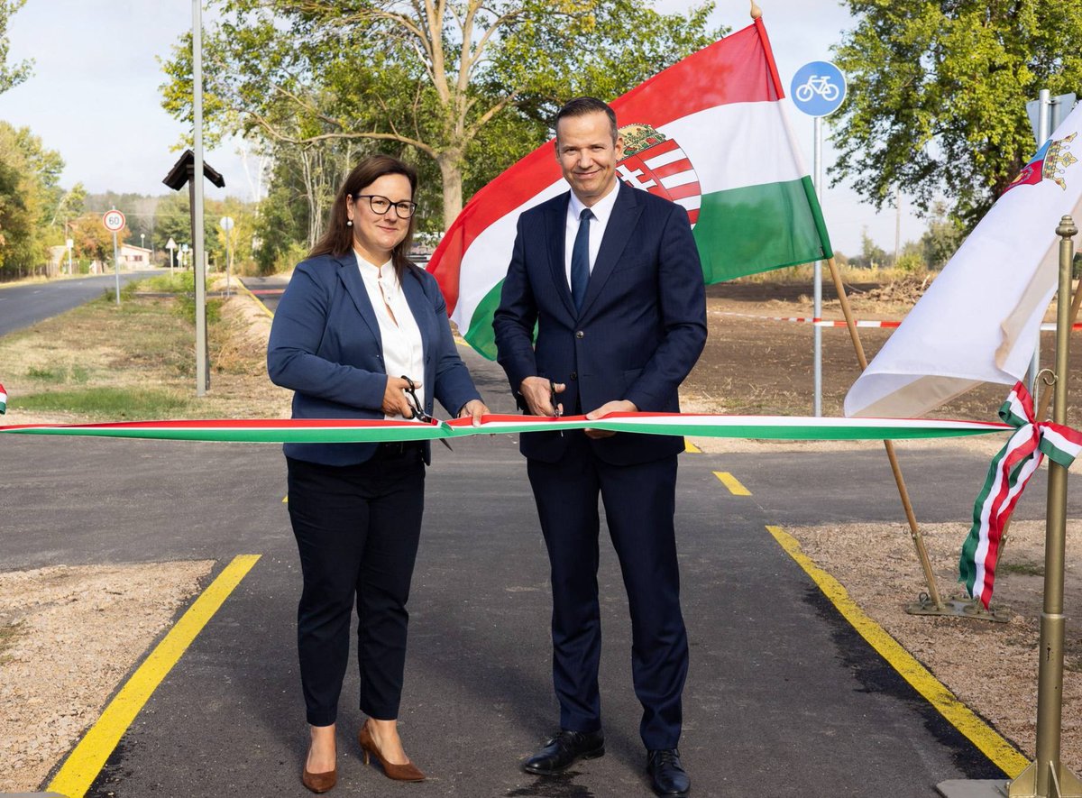 ToroczkaiLaszlo's tweet photo. 🚲 Új kerékpárutat adtunk át, amely Ásotthalom Kissor nevű tanyavilágát köti össze Mórahalommal, így már abból az irányból is el lehet jutni egészen Szabadkáig, a másik irányban pedig Szegedig. Ásotthalomról Bajáig szintén végig kerékpárúton lehet biztonságosan tekerni. 

Ezzel a hosszú kerékpárút-hálózattal Ásotthalom országosan is kiemelkedik a kisebb települések, falvak közül. 

Még a polgármesterségem idején terveztük és pályáztuk meg, de már az új polgármester, Papp Renáta idején került sor a nyílt közbeszerzésre, majd a kivitelezésre. Ma együtt adtuk át. Megígértük, megcsináltuk.