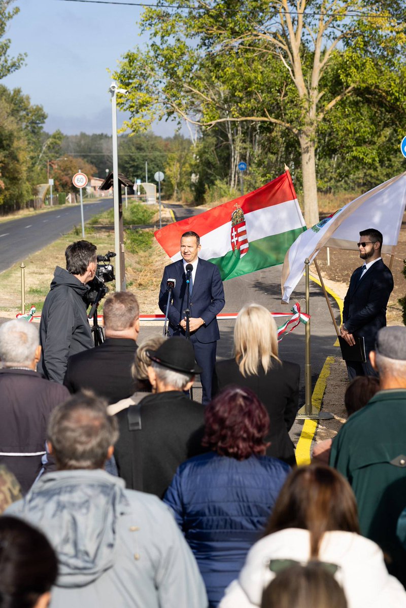 ToroczkaiLaszlo's tweet photo. 🚲 Új kerékpárutat adtunk át, amely Ásotthalom Kissor nevű tanyavilágát köti össze Mórahalommal, így már abból az irányból is el lehet jutni egészen Szabadkáig, a másik irányban pedig Szegedig. Ásotthalomról Bajáig szintén végig kerékpárúton lehet biztonságosan tekerni. 

Ezzel a hosszú kerékpárút-hálózattal Ásotthalom országosan is kiemelkedik a kisebb települések, falvak közül. 

Még a polgármesterségem idején terveztük és pályáztuk meg, de már az új polgármester, Papp Renáta idején került sor a nyílt közbeszerzésre, majd a kivitelezésre. Ma együtt adtuk át. Megígértük, megcsináltuk.