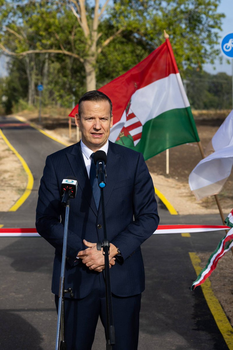 ToroczkaiLaszlo's tweet photo. 🚲 Új kerékpárutat adtunk át, amely Ásotthalom Kissor nevű tanyavilágát köti össze Mórahalommal, így már abból az irányból is el lehet jutni egészen Szabadkáig, a másik irányban pedig Szegedig. Ásotthalomról Bajáig szintén végig kerékpárúton lehet biztonságosan tekerni. 

Ezzel a hosszú kerékpárút-hálózattal Ásotthalom országosan is kiemelkedik a kisebb települések, falvak közül. 

Még a polgármesterségem idején terveztük és pályáztuk meg, de már az új polgármester, Papp Renáta idején került sor a nyílt közbeszerzésre, majd a kivitelezésre. Ma együtt adtuk át. Megígértük, megcsináltuk.