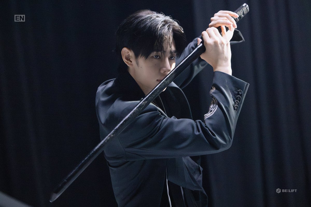 c7qwxo's tweet photo. 아니 이 훈세자님 토벌 무사히 돌아오시기만을 기다리는 듯한 저 표정과 손짓뭐임..... https://t.co/MBTEpHk2vE