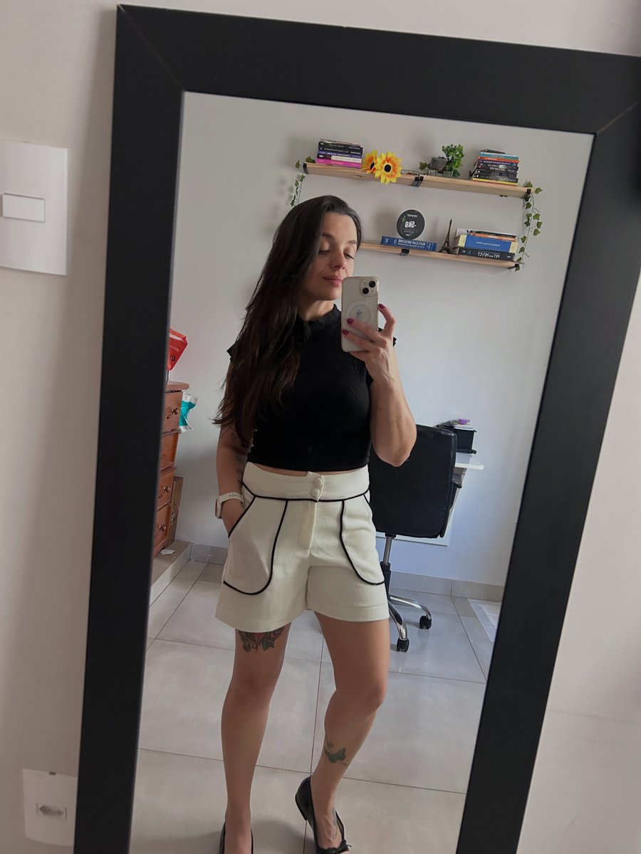 EdwardoSwinea's tweet photo. Agosto parece ter mil dias… Então, hora de mudar um pouco: afinal, Tamires não vive só de treino. https://t.co/yw3TDcFuXs