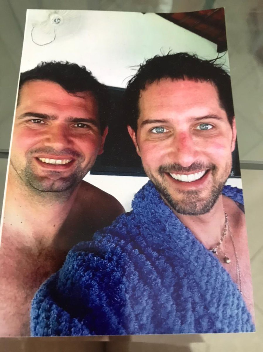 ArlindoGrund's tweet photo. Hoje o dia é dedicado a uma pessoa muito importante: meu irmão.

Não porque ele é um brilhante advogado, não porque é um excelente amigo, não porque é um marido atencioso, mas porque é pai das coisas mais preciosas da nossa família.

Falando de forma bem clichê, o aniversário é dele, mas o presente quem ganha somos nós por termos uma pessoa tão legal ao nosso lado.

Então, minha gente, vamos mandar muito carinho para ele, que é uma das pessoas mais especiais que eu conheço.

Viva, Mero! @romerogrund Amo você. ❤️

#ArlindoAma #Niver #Bday #Irmao

 https://t.co/v4gyFtrlOF ;-)
