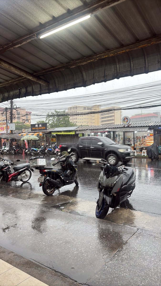 olsupawit's tweet photo. ฝนตกไม่หยุดเลยครับอ้วนมารับเค้าหน่อย #คลอง6 #คลองหก #mlm https://t.co/NyajxR0glC