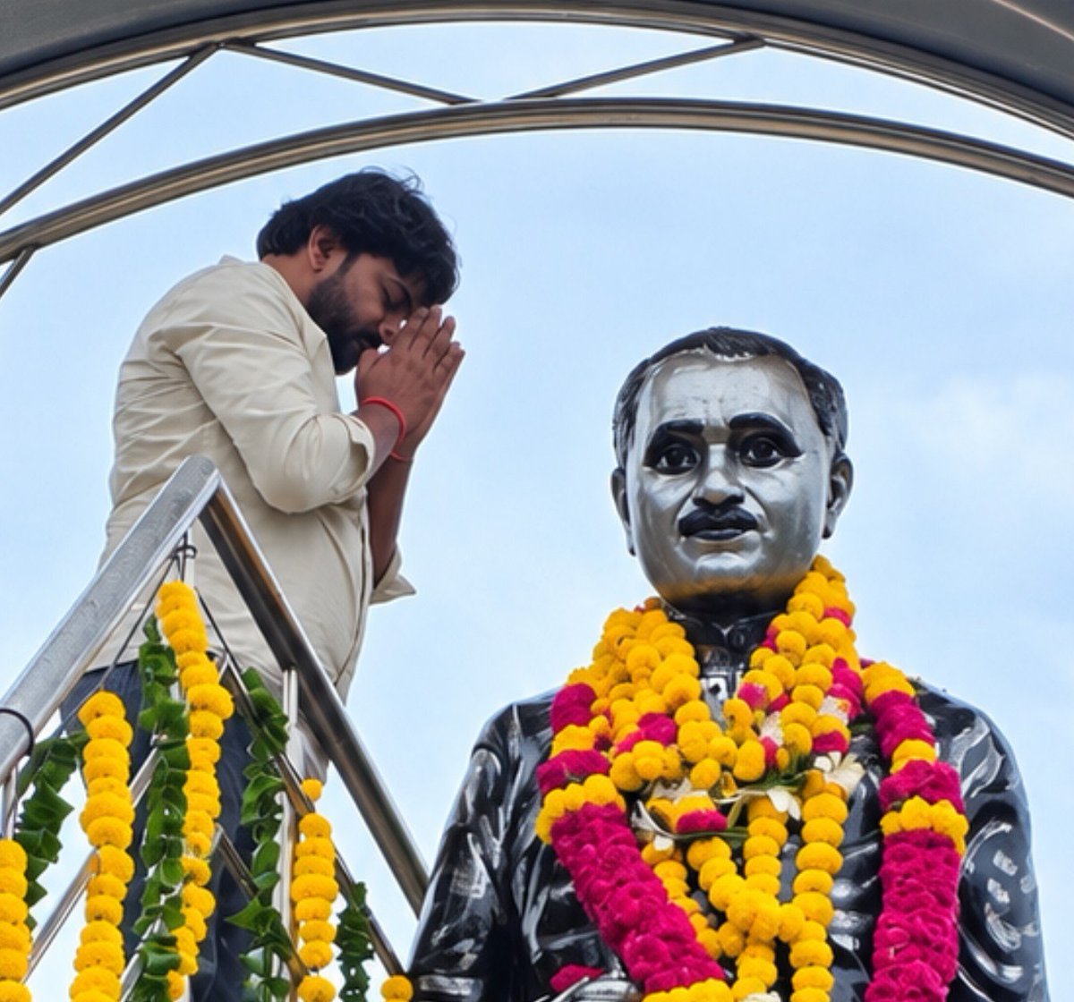 Chhatrapalud's tweet photo. आज जनपद झांसी में प्रभारी मंत्री श्री जयवीर सिंह जी, सांसद श्री बीडी शर्मा जी, झांसी ��ांसद श्री अनुराग शर्मा जी, सहित जनप्रतिनिधियों, पदाधिकारियों एवं कार्यकर्ताओं के साथ पंडित दीनदयाल जी की प्रतिमा पर माल्यार्पण कर श्रद्धांजलि अर्पित की। @BJP4India
@BJP4UP @bjp4kanpurzone https://t.co/vwGGyrrDhZ