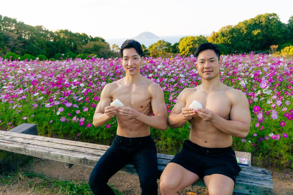 muscleplus_free's tweet photo. コスモス畑でおにぎりを頂くマッチョ

※AIではなく実際に撮影しています https://t.co/gfBWXZhZWp