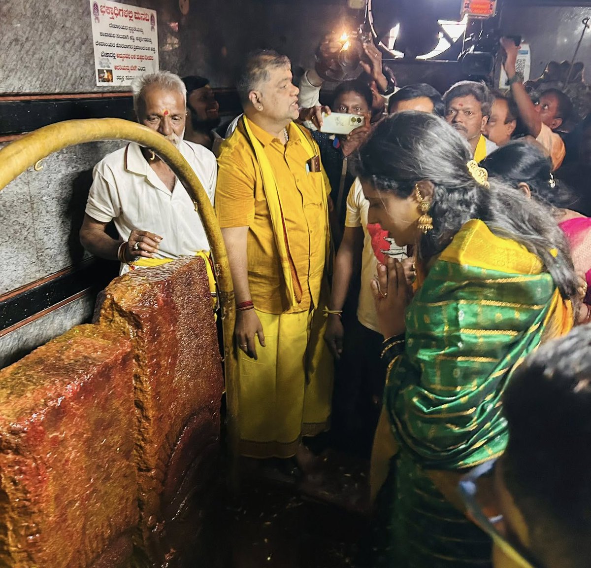 JonathanMalqriw's tweet photo. ಇಂದು ಮಾಲೂರು ಮಾರಿಕಾಂಬ ದೇ���ಾಲಯದಲ್ಲಿ ನಡೆಯುತ್ತಿರುವ ಮೂರು ದಿನಗಳ ವಿಶೇಷ ಪೂಜಾ ಕಾರ್ಯಕ್ರಮದಲ್ಲಿ ಆರಿದ್ರಾ ಮಂಜುನಾಥ ಗೌಡ ಅವರು ಭಾಗವಹಿಸಿ ದೇವರ ಕೃಪೆಗೆ ಪಾತ್ರರಾದರು. https://t.co/At3pafKa39