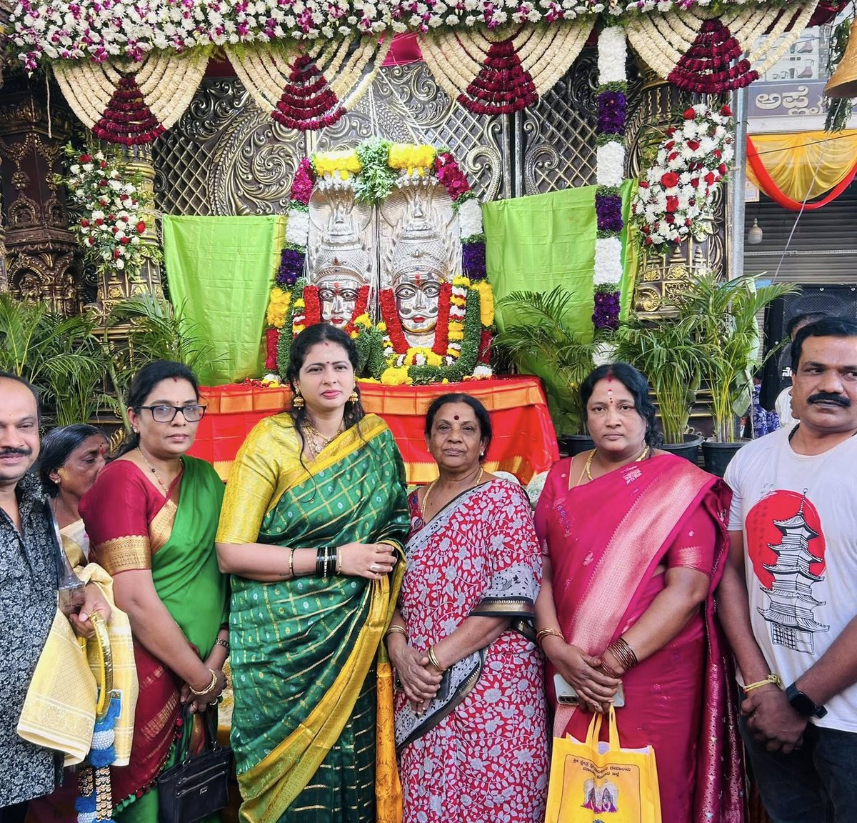 JonathanMalqriw's tweet photo. ಇಂದು ಮಾಲೂರು ಮಾರಿಕಾಂಬ ದೇ���ಾಲಯದಲ್ಲಿ ನಡೆಯುತ್ತಿರುವ ಮೂರು ದಿನಗಳ ವಿಶೇಷ ಪೂಜಾ ಕಾರ್ಯಕ್ರಮದಲ್ಲಿ ಆರಿದ್ರಾ ಮಂಜುನಾಥ ಗೌಡ ಅವರು ಭಾಗವಹಿಸಿ ದೇವರ ಕೃಪೆಗೆ ಪಾತ್ರರಾದರು. https://t.co/At3pafKa39