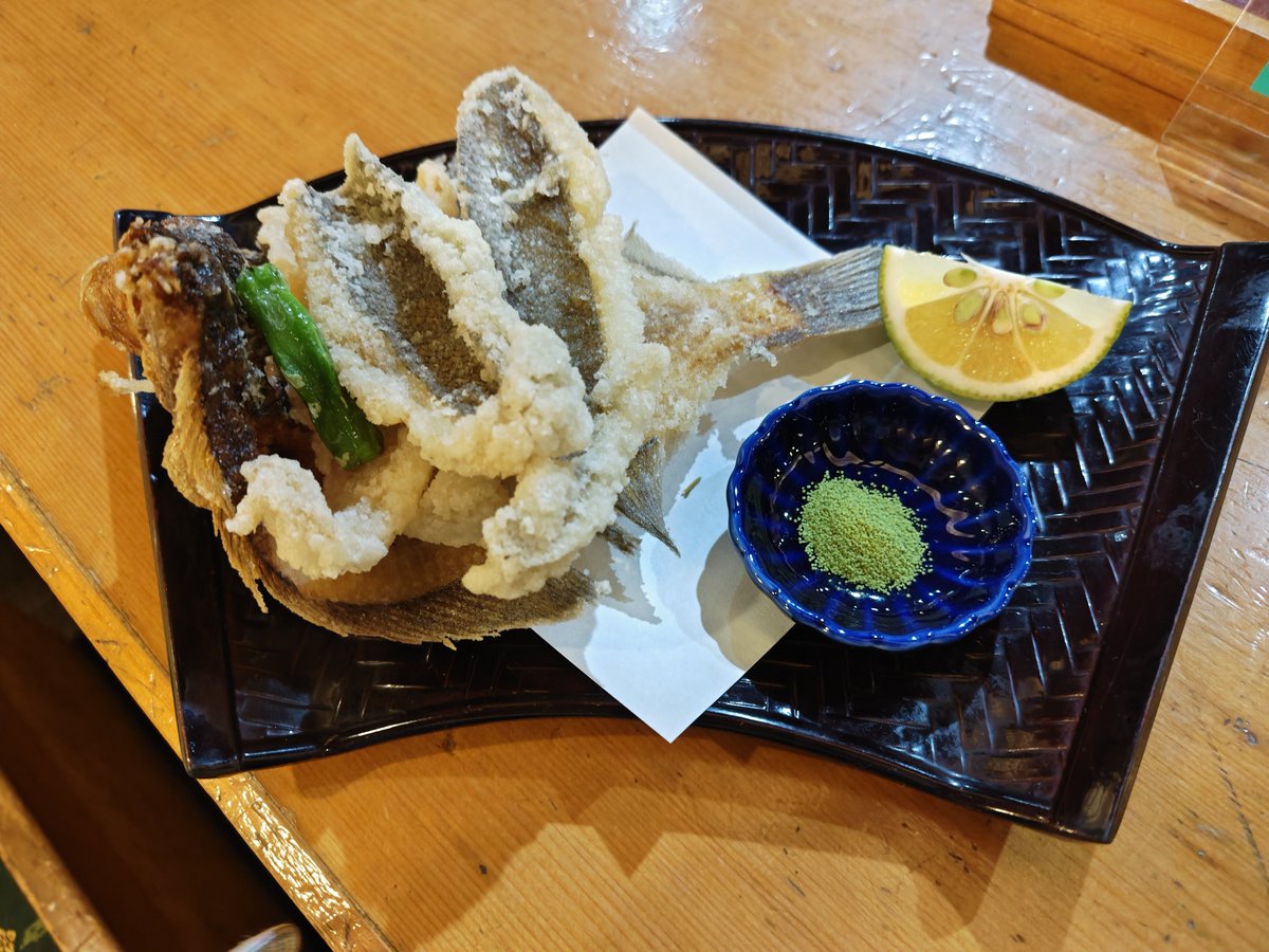 psytanistar's tweet photo. 揚げ物もきた。
もちろん酒が足りないので、ホロクルが近いから験担ぎを兼ねて人気一をいただく。 https://t.co/dyURU37R26