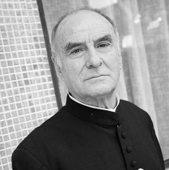 adoma_es's tweet photo. 🌹| Hoy decimos adiós a TONY CANAL, actor multidisciplinar de teatro, cine, televisión y doblaje con más de 60 años de trayectoria. Fue durante 20 años la voz del inolvidable 'Winnie the Pooh' en diversas series y películas así como la serpiente Kaa en 'El Libro de la Selva 2' y, en sus últimos años en activo, el alcalde Adam West de 'Padre de Familia'.

Hasta siempre, Tony. 🕊️
