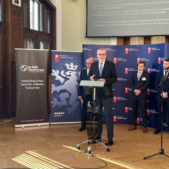 EIF_EU's tweet photo. 🔬From lab to market.

🇨🇿 The EIF is investing €27m, backed by the Czech Ministry of Industry and Trade through the National Recovery Plan, in the country’s first tech transfer fund focused on AI and other advanced technologies, IP Lab Ventures Fund I👇
https://t.co/gVSkmNfi9U https://t.co/UkCdNEKJI4