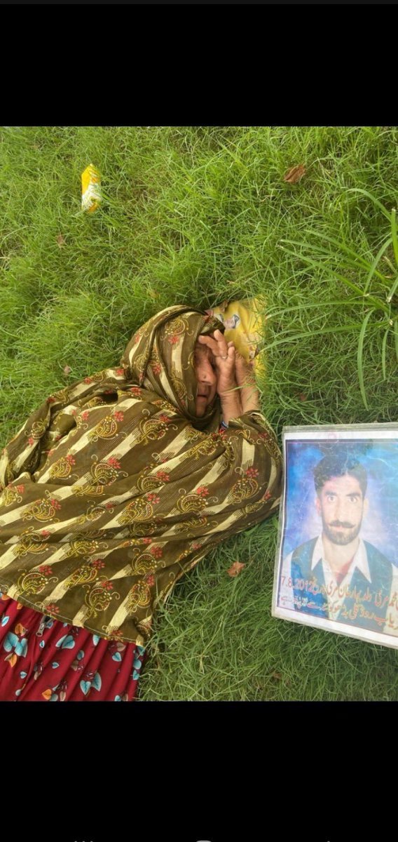 Zaheen13x's tweet photo. When elderly mothers face tear gas just to ask if their sons are alive, the state proves its moral death.
They sit in the dust not out of choice, but because a mother’s heart refuses to abandon hope. 1/2
@World_Back1 https://t.co/YTMONytHMD