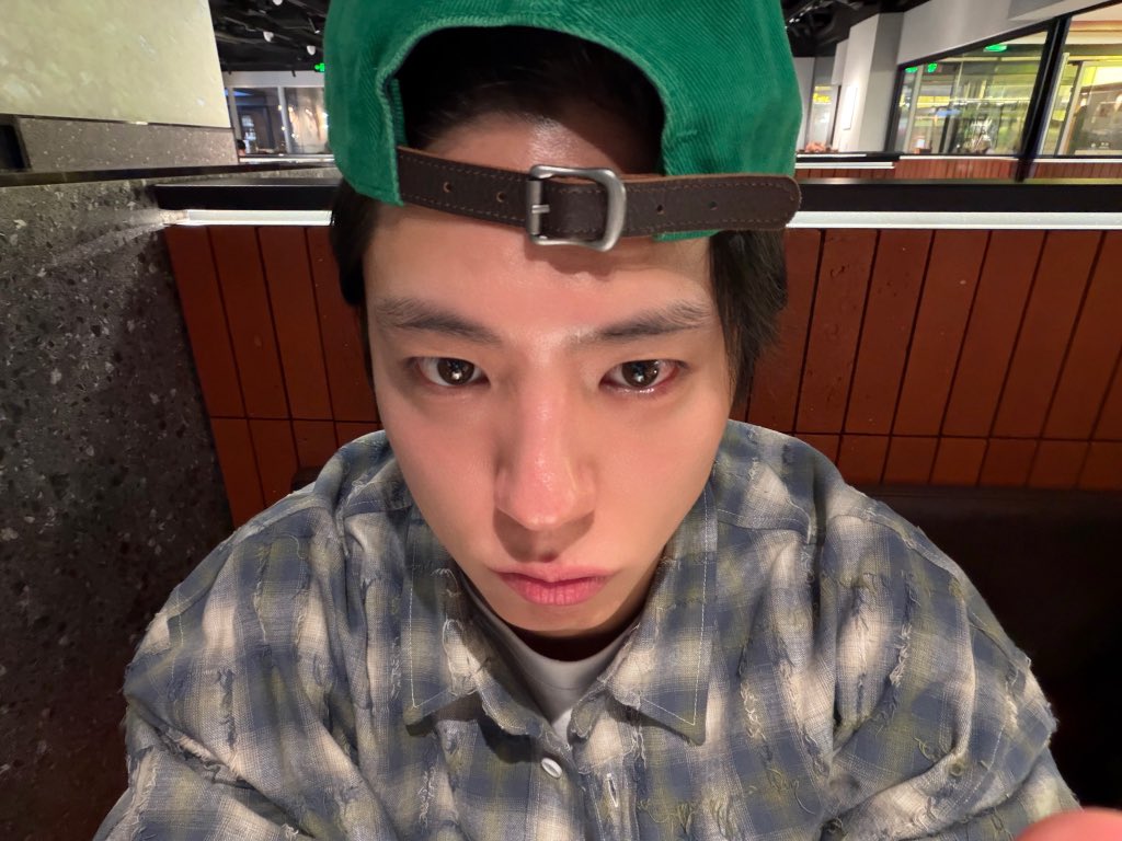 gummyblue_'s tweet photo. 천사백만팔 인스타도 있으면서 
.. 가능 셀카 공카에만 올려주는 남자 뭔지 🫪 https://t.co/xwkCV28ljp