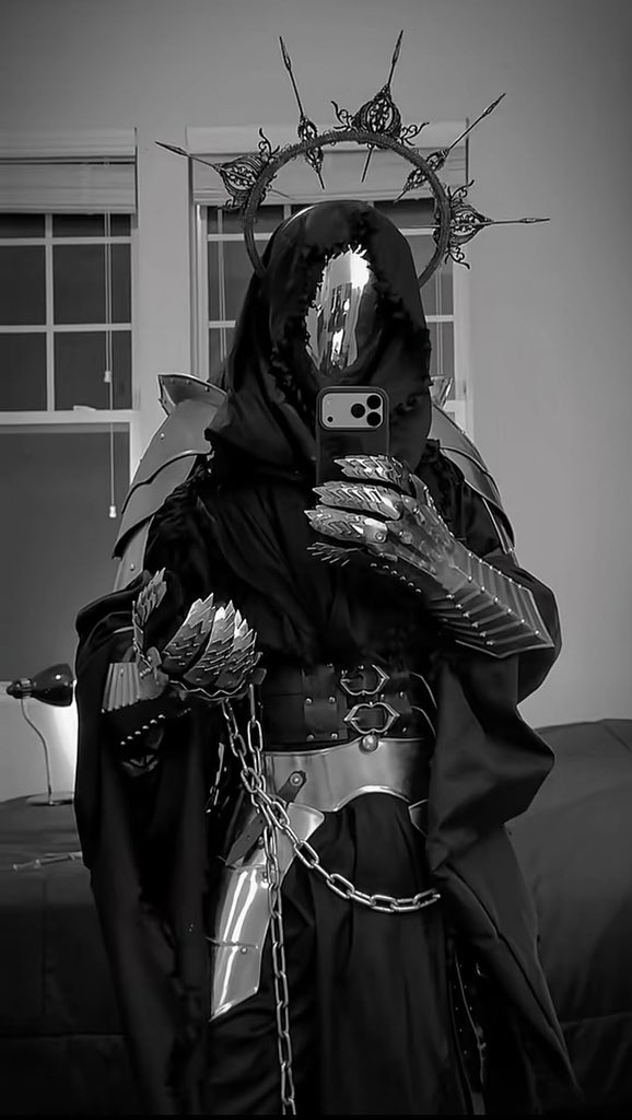 crimsonheirloom's tweet photo. veil the face, reveal the legend https://t.co/yMxv47nbeA