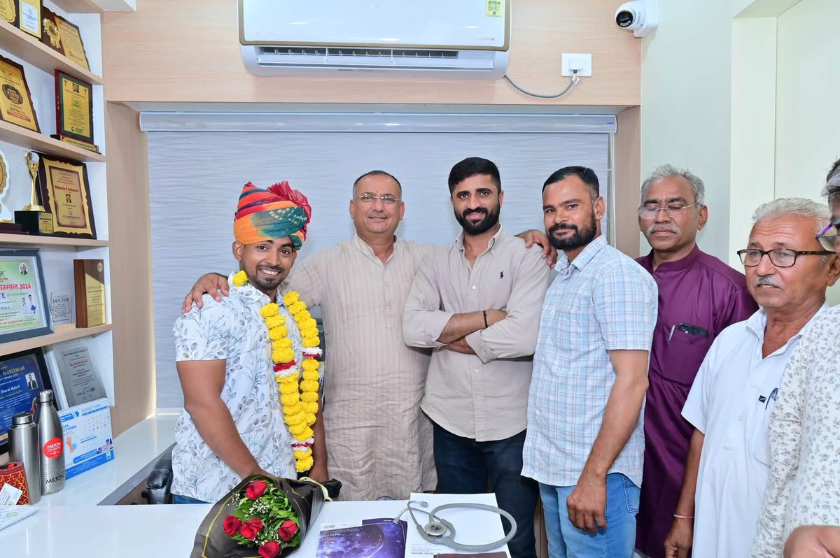 SSKharaBJP's tweet photo. आज बाड़मेर शहर में श्री दिनेश जी बालाच के नवीन प्रतिष्ठान “Dr. Dinesh's Homoeopathic Clinic” के उद्घाटन समारोह में उपस्थित हुआ।

इस अवसर पर डॉक्टर दिनेश जी बालाच एवं परिवारजनों को नवीन प्रतिष्ठान के शुभारंभ पर हार्दिक बधाई एवं शुभकामनाएं प्रेषित कीं।

ईश्वर से कामना है कि यह प्रतिष्ठान निरंतर प्रगति करे एवं आमजन को बेहतर स्वास्थ्य सेवाएं प्रदान करे।