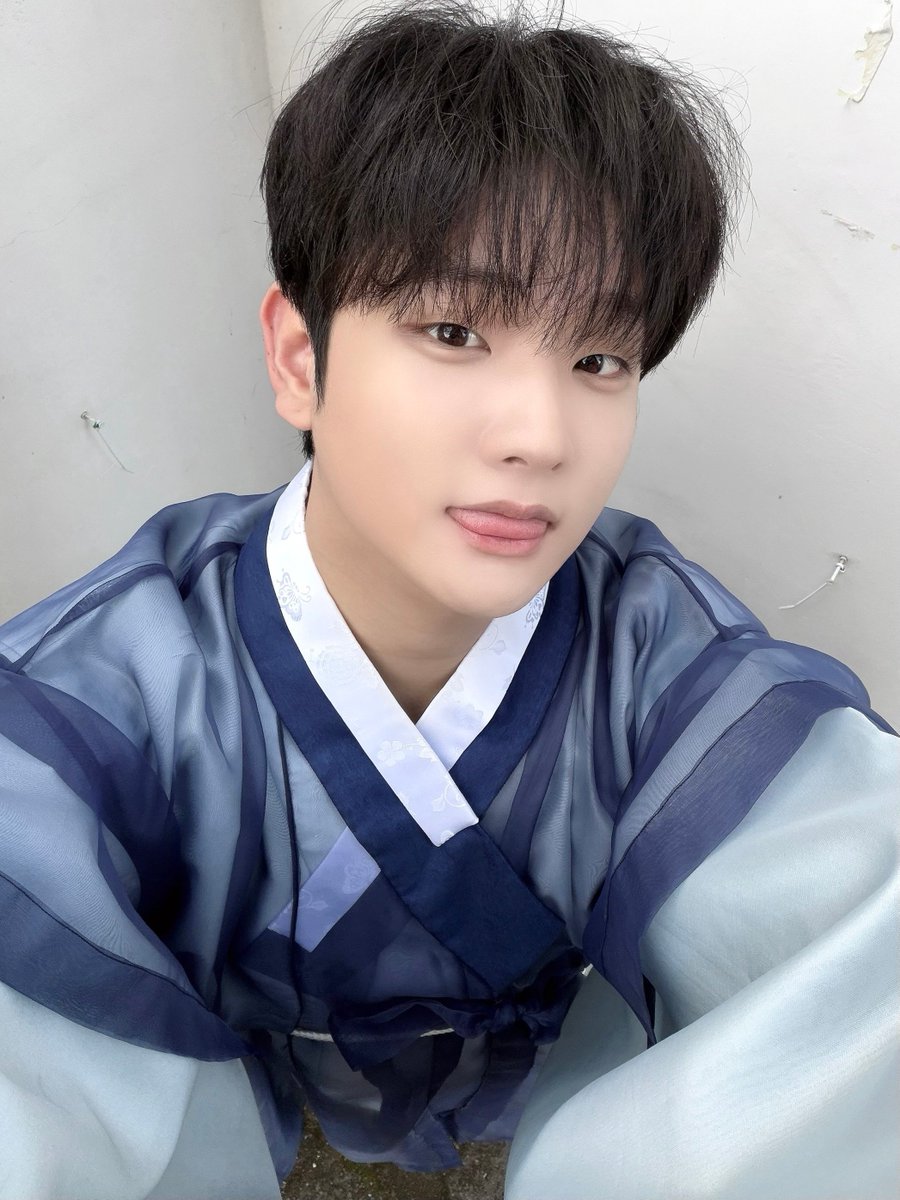 Ryumuhae's tweet photo. 기석이 비스테이지 셀카 너무 귀여워 안아줘야됨 https://t.co/w27Kc5xyA9