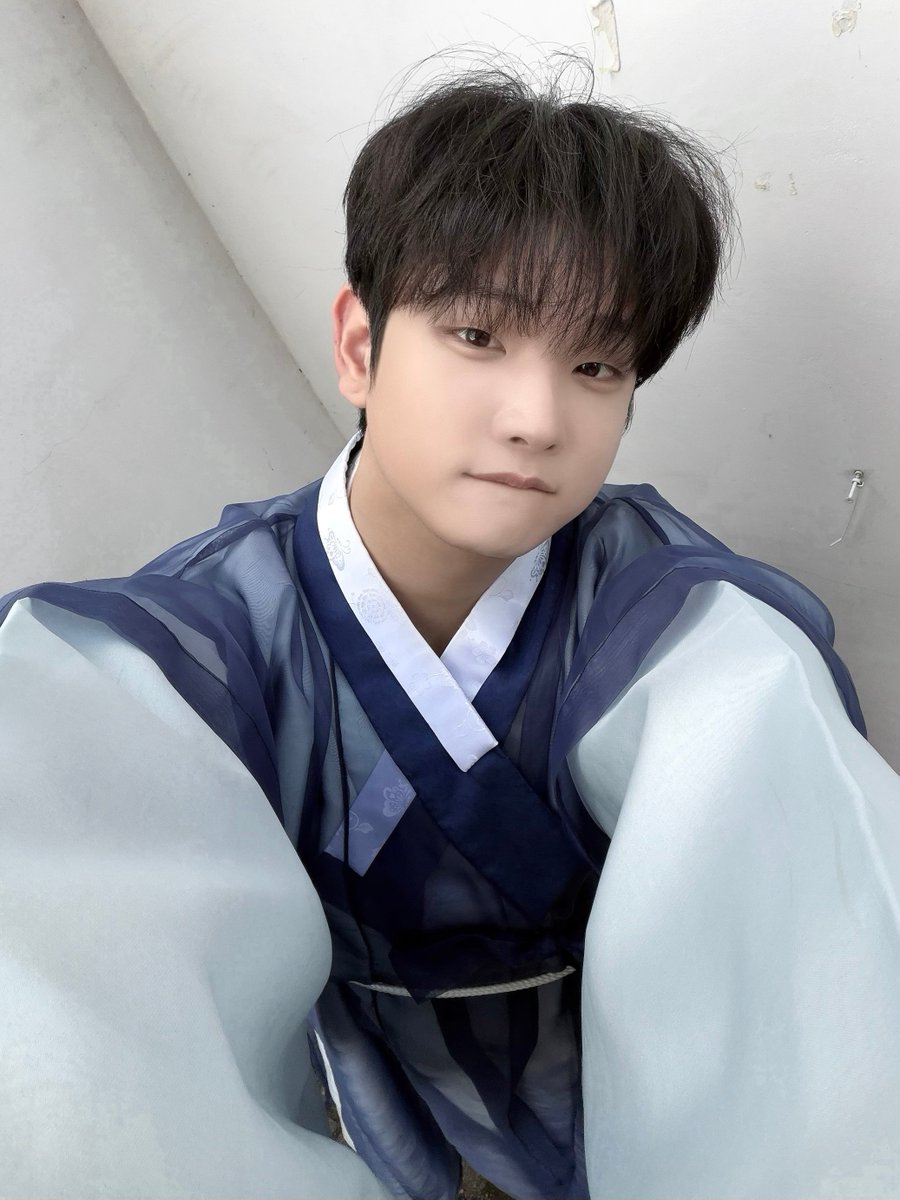 Ryumuhae's tweet photo. 기석이 비스테이지 셀카 너무 귀여워 안아줘야됨 https://t.co/w27Kc5xyA9