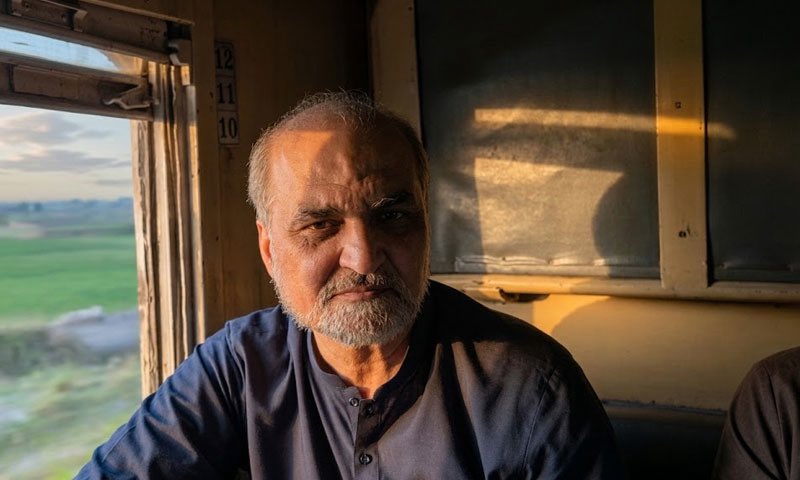 Waqarkhan's tweet photo. اکیلا ہی بڑھتا گیا جانب منزل، میں چلتا گیا
پیٹرول بڑھتا گیا، پروگرام وڑتا گیا https://t.co/tGTSFTw4YV