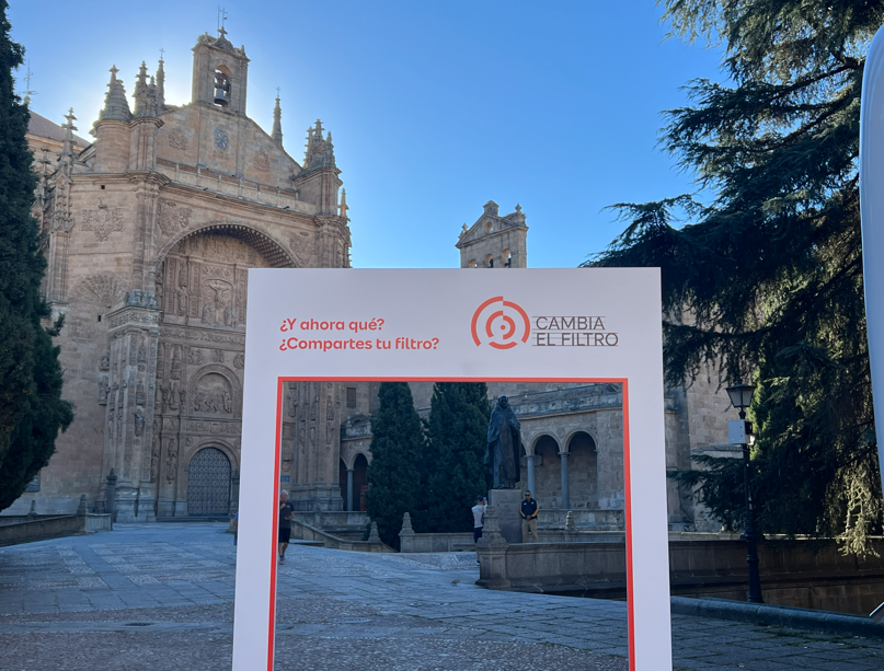 fmapfre's tweet photo. ¿Cuántas veces creemos conocer a una persona con solo mirarla? 👀

#CambiaElFiltro recorrerá 20 ciudades para invitar a mirar +allá de los prejuicios sobre la discapacidad intelectual y las enfermedades raras. 

¡La ruta ya ha comenzado! 

👉https://t.co/h16fW9TkIn

#Inclusión https://t.co/tkXJ3rs16m