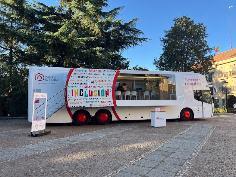 fmapfre's tweet photo. ¿Cuántas veces creemos conocer a una persona con solo mirarla? 👀

#CambiaElFiltro recorrerá 20 ciudades para invitar a mirar +allá de los prejuicios sobre la discapacidad intelectual y las enfermedades raras. 

¡La ruta ya ha comenzado! 

👉https://t.co/h16fW9TkIn

#Inclusión https://t.co/tkXJ3rs16m