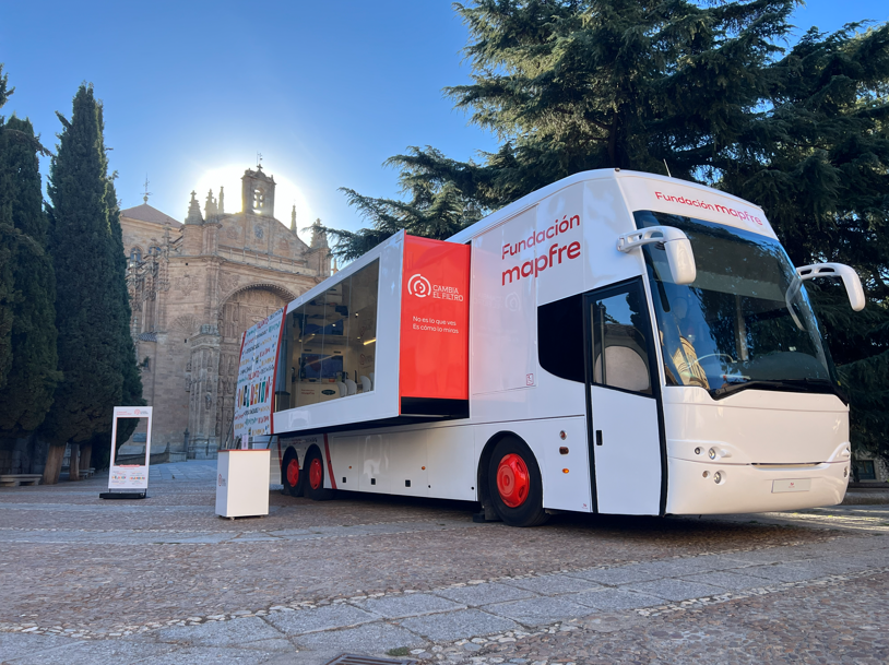 fmapfre's tweet photo. ¿Cuántas veces creemos conocer a una persona con solo mirarla? 👀

#CambiaElFiltro recorrerá 20 ciudades para invitar a mirar +allá de los prejuicios sobre la discapacidad intelectual y las enfermedades raras. 

¡La ruta ya ha comenzado! 

👉https://t.co/h16fW9TkIn

#Inclusión https://t.co/tkXJ3rs16m