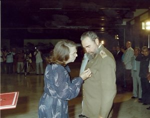 Manuela68093738's tweet photo. #MujeresEnRevolución #FidelPorSienpre es condecorado con la distinción "23 de agosto", en el acto central por el XXV Aniversario de la FMC, el 24 de septiembre de 1985. @TeresaBoue @FMC_Cuba @YaquedeCuba @PartidoPCC @YaneidysPrezCr1 https://t.co/KngteiPbvL
