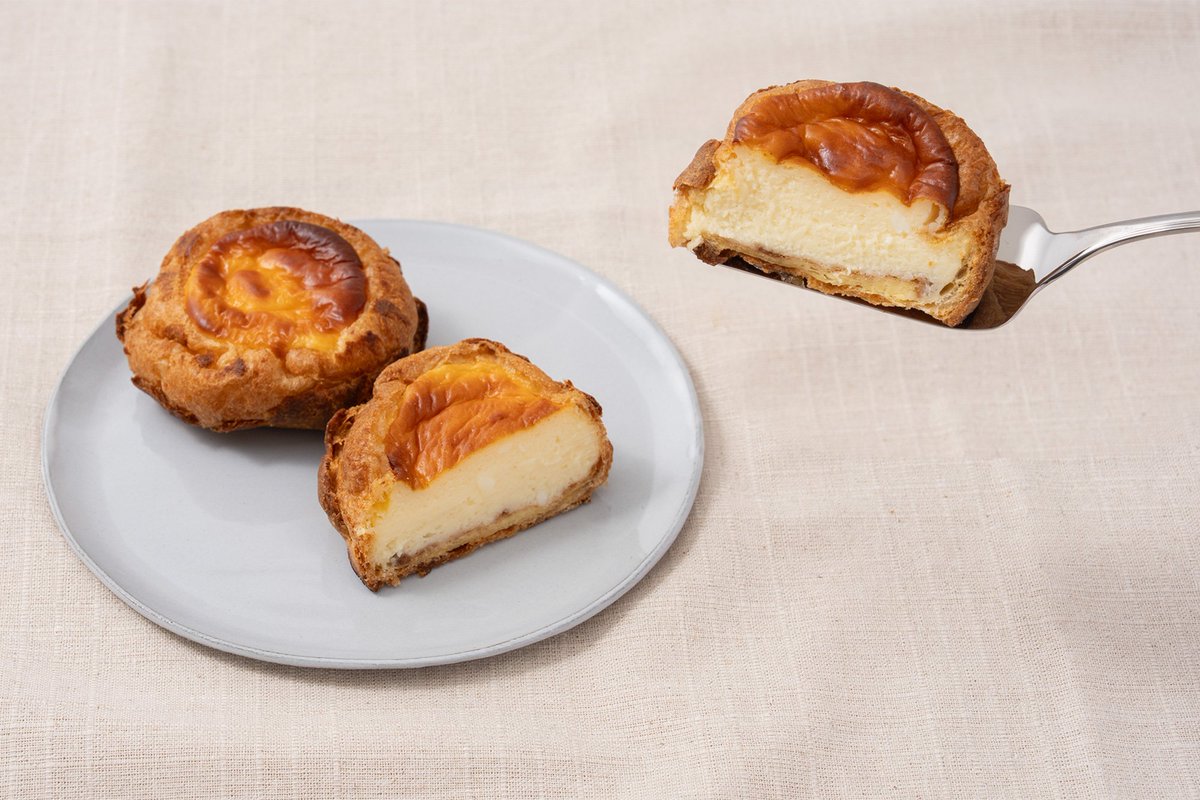 paruv0's tweet photo. ビアードパパから『焼きチーズケーキシュー』発売🧀

チーズケーキとシュークリームのおいしさが一つになった進化系スイーツ。

10月1日より期間限定で販売。
価格　税込340円 https://t.co/SS6mVQ5b2l