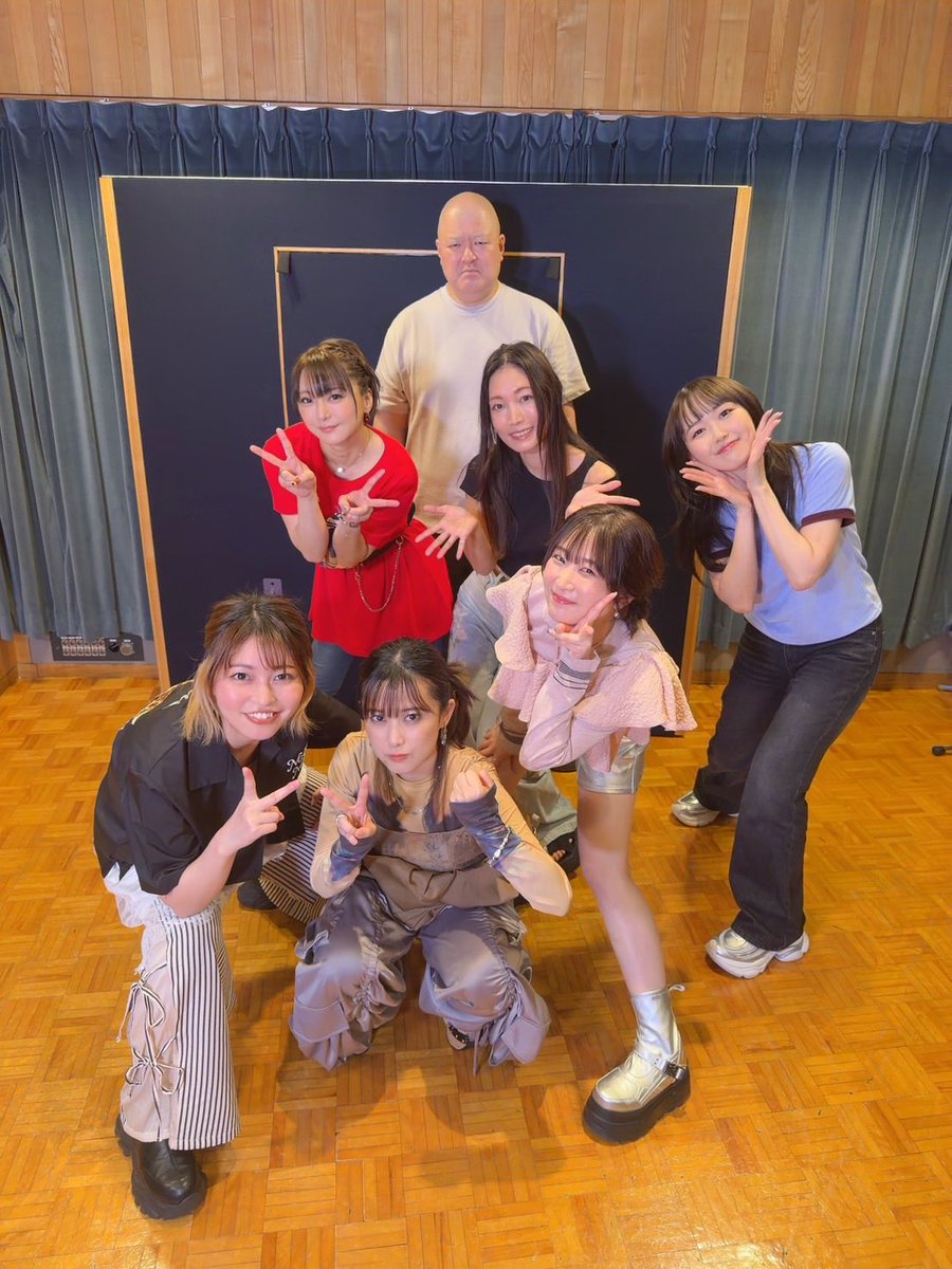 Yurie_Funato's tweet photo. 🎉「なんもねえ 〜住人大合唱ver.〜」🎉

㊗️120万回再生突破㊗️

ウワ〜〜既にすごく沢山の方に聴いてもらえている！！！
柴田さんディレクションの元、はちゃめちゃに楽しんで歌わせて頂きました✨

うれしい〜〜〜沢山聴いてほしい🙌🙌🙌

オフショだよん📸

https://t.co/apeb5MP2mW https://t.co/G8stehOhzY