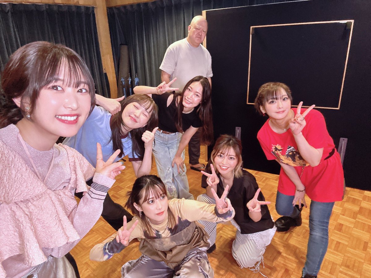 Yurie_Funato's tweet photo. 🎉「なんもねえ 〜住人大合唱ver.〜」🎉

㊗️120万回再生突破㊗️

ウワ〜〜既にすごく沢山の方に聴いてもらえている！！！
柴田さんディレクションの元、はちゃめちゃに楽しんで歌わせて頂きました✨

うれしい〜〜〜沢山聴いてほしい🙌🙌🙌

オフショだよん📸

https://t.co/apeb5MP2mW https://t.co/G8stehOhzY