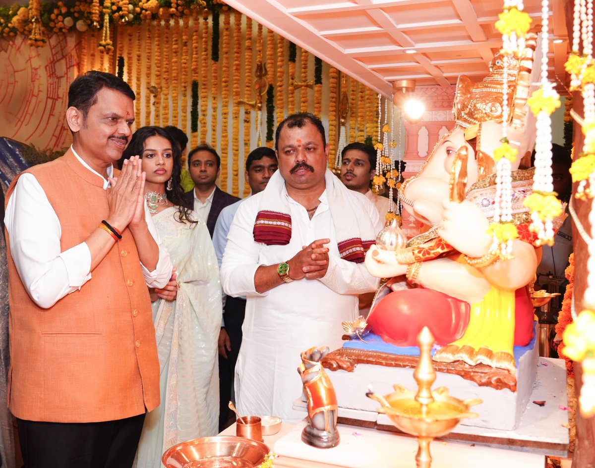 Dev_Fadnavis's tweet photo. विघ्नेश्वराय वरदाय सुरप्रियाय लम्बोदराय सकलाय जगद्धिताय। 
नागाननाय श्रुतियज्ञविभूषिताय गौरीसुताय गणनाथ नमो नमस्ते॥🌺

दिवस १२वा अनंत चतुर्दशीचा...

वर्षा निवासस्थानी आज सहकुटुंब श्री गणरायाची आरती केली. बाप्पांच्या सानिध्यात गेलेले हे अकरा दिवस आनंद, भक्ती आणि सकारात्मक ऊर्जेने भरलेले होते. हे दिवस कसे सरले, ते कळलेच नाही. यावेळी गणरायाच्या चरणी प्रार्थना केली की, जनतेच्या जीवनातील सर्व चिंता-विघ्ने दूर व्हावीत, प्रत्येकाच्या घरात सुख, समाधान आणि आनंद नांदावा आणि पुढील वर्षी बाप्पांनी आनंदमय वातावरणात लवकर यावे अशी प्रार्थना केली.

#Maharashtra #GaneshVisarjan #GanpatiBappaMorya
