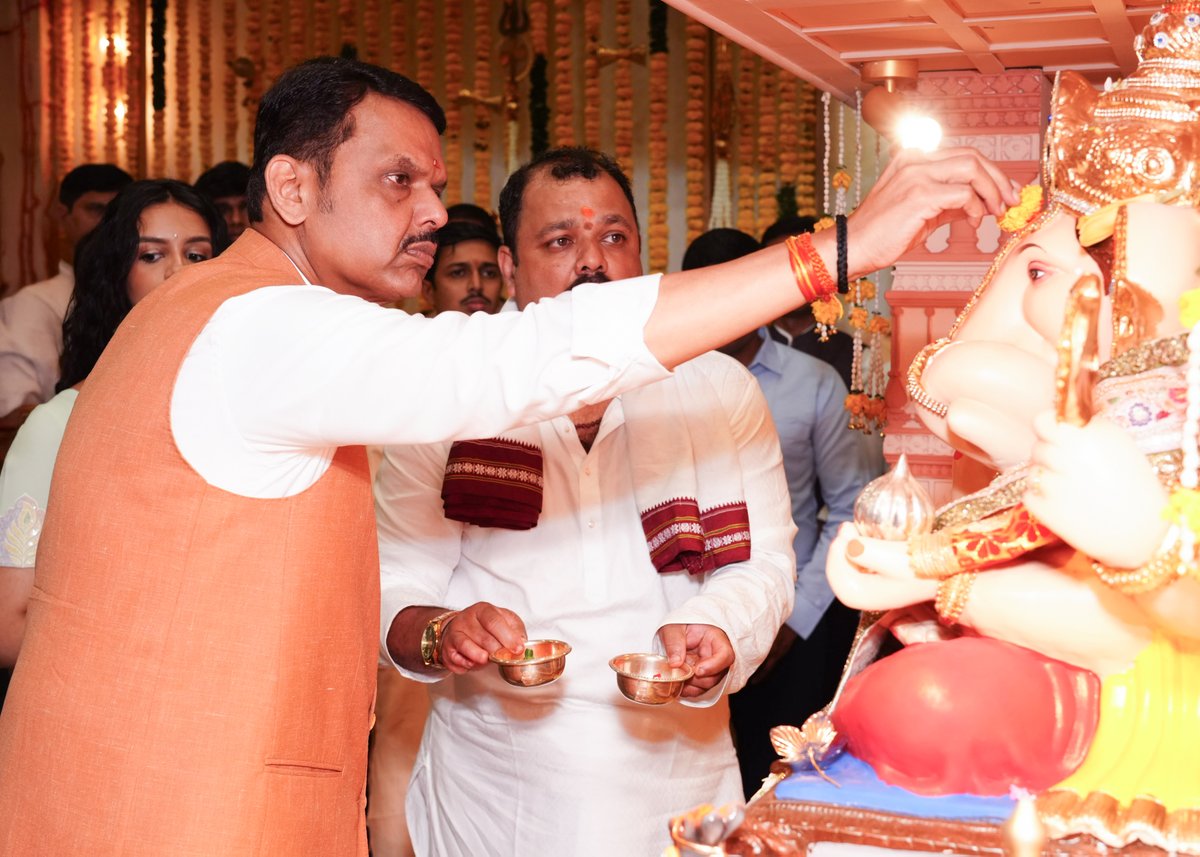 Dev_Fadnavis's tweet photo. विघ्नेश्वराय वरदाय सुरप्रियाय लम्बोदराय सकलाय जगद्धिताय। 
नागाननाय श्रुतियज्ञविभूषिताय गौरीसुताय गणनाथ नमो नमस्ते॥🌺

दिवस १२वा अनंत चतुर्दशीचा...

वर्षा निवासस्थानी आज सहकुटुंब श्री गणरायाची आरती केली. बाप्पांच्या सानिध्यात गेलेले हे अकरा दिवस आनंद, भक्ती आणि सकारात्मक ऊर्जेने भरलेले होते. हे दिवस कसे सरले, ते कळलेच नाही. यावेळी गणरायाच्या चरणी प्रार्थना केली की, जनतेच्या जीवनातील सर्व चिंता-विघ्ने दूर व्हावीत, प्रत्येकाच्या घरात सुख, समाधान आणि आनंद नांदावा आणि पुढील वर्षी बाप्पांनी आनंदमय वातावरणात लवकर यावे अशी प्रार्थना केली.

#Maharashtra #GaneshVisarjan #GanpatiBappaMorya