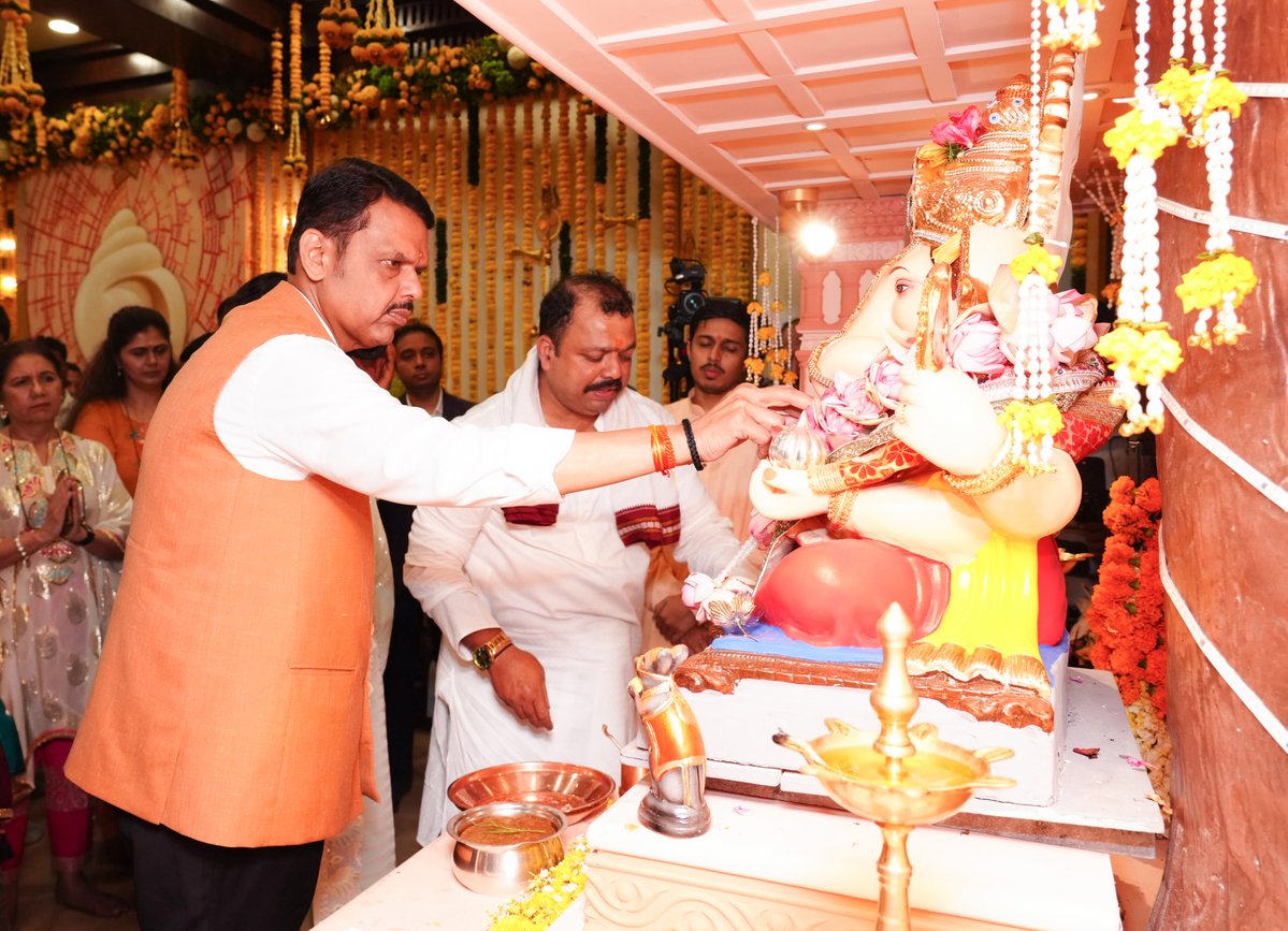 Dev_Fadnavis's tweet photo. विघ्नेश्वराय वरदाय सुरप्रियाय लम्बोदराय सकलाय जगद्धिताय। 
नागाननाय श्रुतियज्ञविभूषिताय गौरीसुताय गणनाथ नमो नमस्ते॥🌺

दिवस १२वा अनंत चतुर्दशीचा...

वर्षा निवासस्थानी आज सहकुटुंब श्री गणरायाची आरती केली. बाप्पांच्या सानिध्यात गेलेले हे अकरा दिवस आनंद, भक्ती आणि सकारात्मक ऊर्जेने भरलेले होते. हे दिवस कसे सरले, ते कळलेच नाही. यावेळी गणरायाच्या चरणी प्रार्थना केली की, जनतेच्या जीवनातील सर्व चिंता-विघ्ने दूर व्हावीत, प्रत्येकाच्या घरात सुख, समाधान आणि आनंद नांदावा आणि पुढील वर्षी बाप्पांनी आनंदमय वातावरणात लवकर यावे अशी प्रार्थना केली.

#Maharashtra #GaneshVisarjan #GanpatiBappaMorya