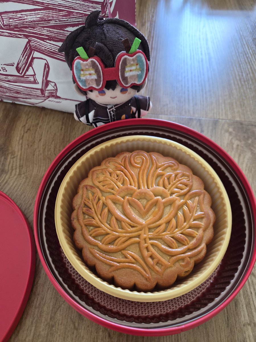 calebxiayume's tweet photo. Mooncake to celebrate the mid-autumn fest with caleb!! This thing is bigger than him 😭🌕 https://t.co/ToUMFgDwpy