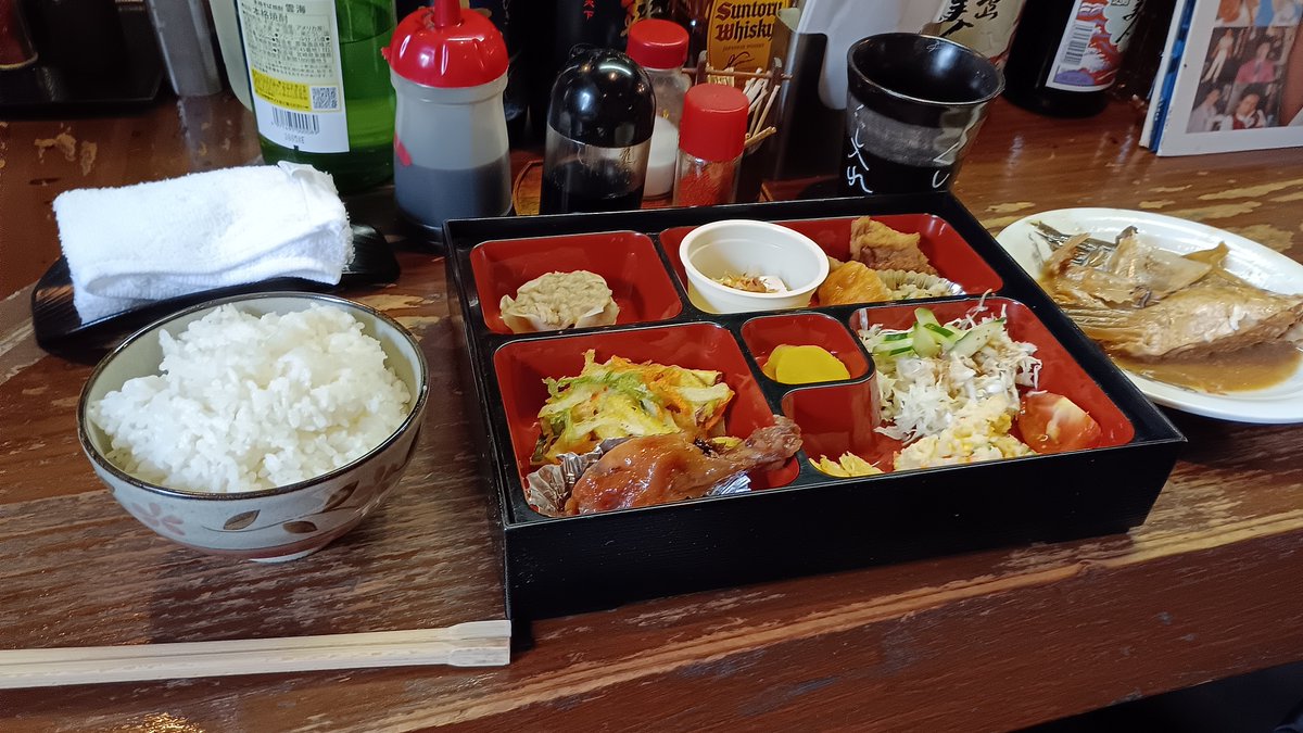 tunade070976931's tweet photo. 前から気になってたこのご時世に500円ランチを出してる店に行ったら、原価率100%超えてる感じだった。

米（おかわり自由）
吸い物
煮魚（鯛）
焼売
野菜のかき揚げ
冷や奴
手羽元の煮物 etc

「ランチは箱の分だけで、煮魚は別料金です」ぐらい言われる覚悟はしてたんだけど、本当に500円だった。 https://t.co/1vSHAkY45X