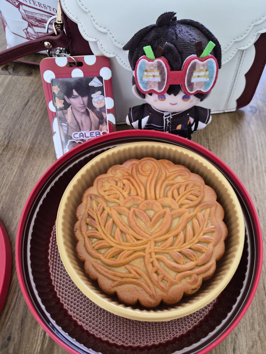 calebxiayume's tweet photo. Mooncake to celebrate the mid-autumn fest with caleb!! This thing is bigger than him 😭🌕 https://t.co/ToUMFgDwpy