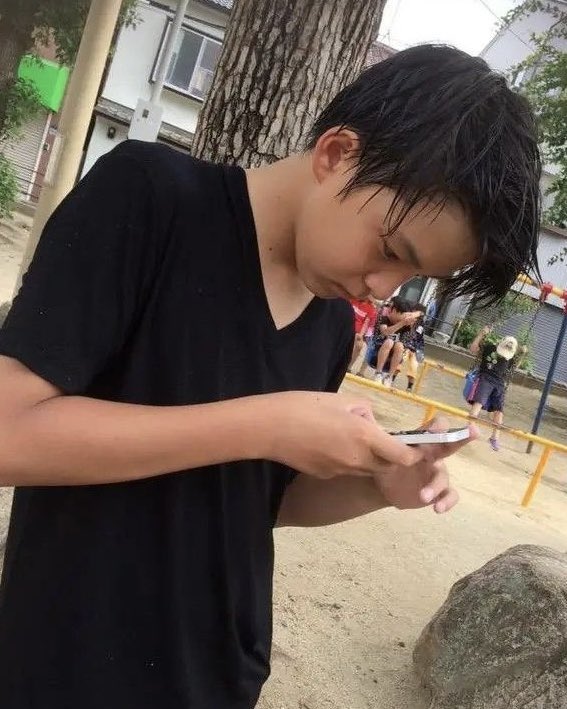 ventisqent's tweet photo. “ i’ve never seen him so glued to his phone ” but also him when he was young https://t.co/EYuV23poH8