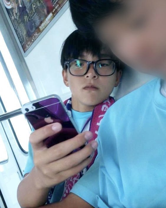 ventisqent's tweet photo. “ i’ve never seen him so glued to his phone ” but also him when he was young https://t.co/EYuV23poH8