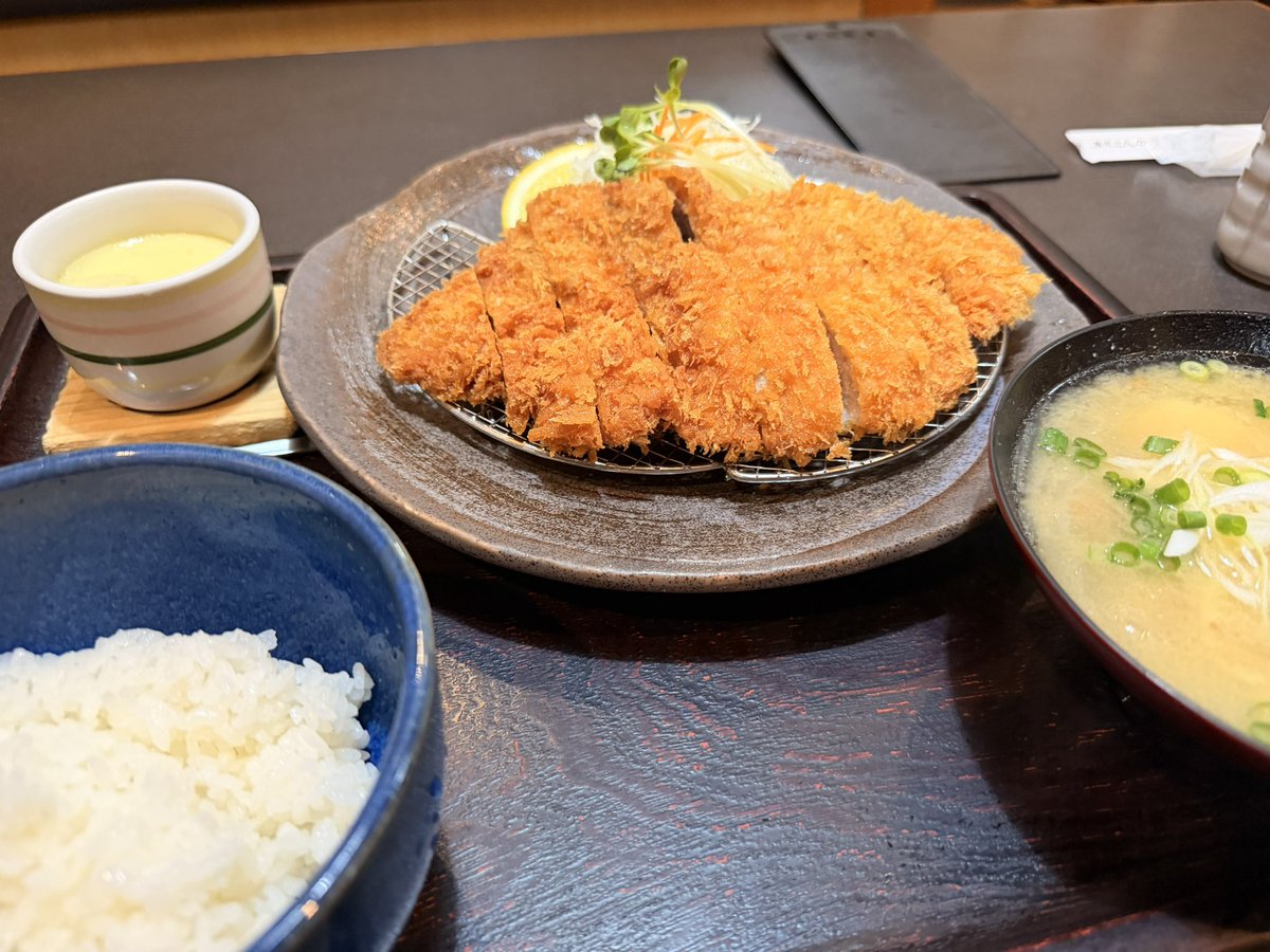 micro8983's tweet photo. ミクロ飯
鬼疲れたのでご褒美トンカツ https://t.co/vMQvOj4EB5