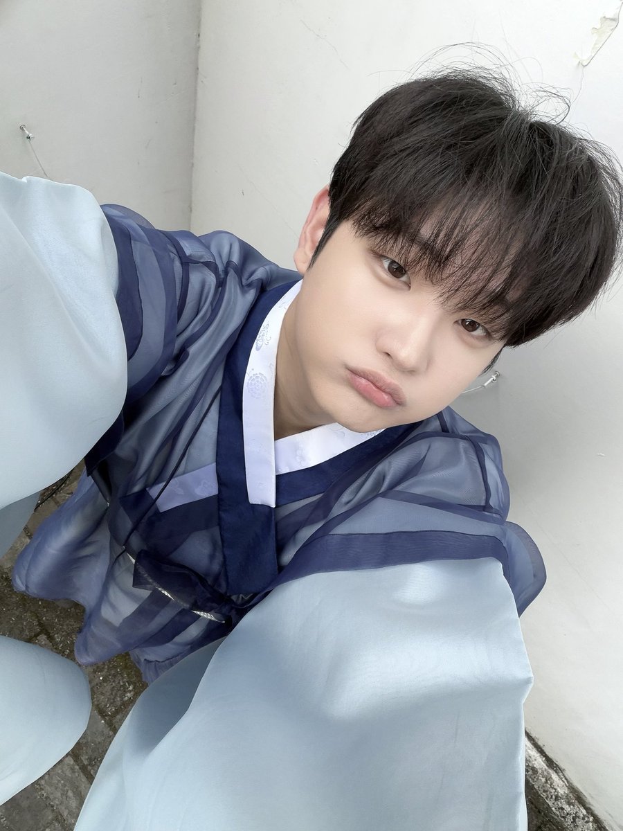 Ryumuhae's tweet photo. 기석이 한복셀카 인스타 버블 트위터 비스테이지 다 나눠서 야무지게 올렸네 칭찬오억개 https://t.co/MizJyOChop