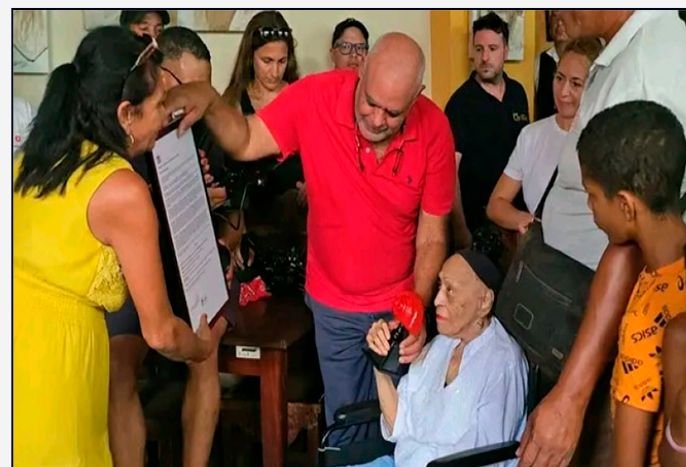 RossQuilez's tweet photo. La reconocida cantante cubana Omara Portuondo recibió el premio Siboney Excelencia Musical por la obra de la vida, otorgado por la Empresa de Grabaciones y Ediciones Musicales (Egrem)
#CubaEsCultura https://t.co/USzIyR5Xdm