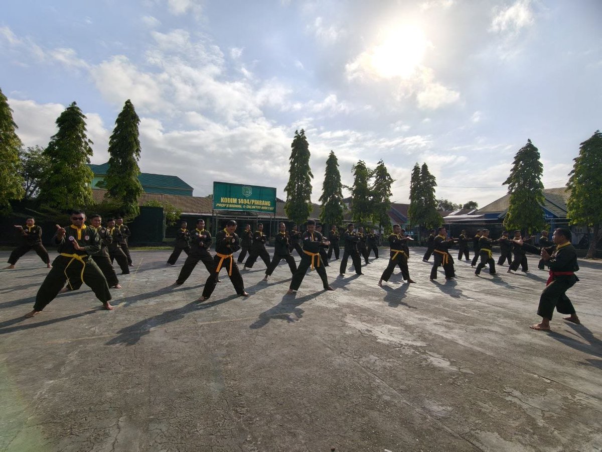 KODIM__1404_PRG's tweet photo. Kodim 1404/Pinrang terus berkomitmen meningkatkan profesionalisme dan kemampuan prajurit melalui pelaksanaan latihan Pencak Silat Militer (PSM) secara rutin. Kegiatan tersebut berlangsung di Lapangan Makodim 1404/Pinrang, Jumat (25/09/2026). https://t.co/hTqOfrjDSN