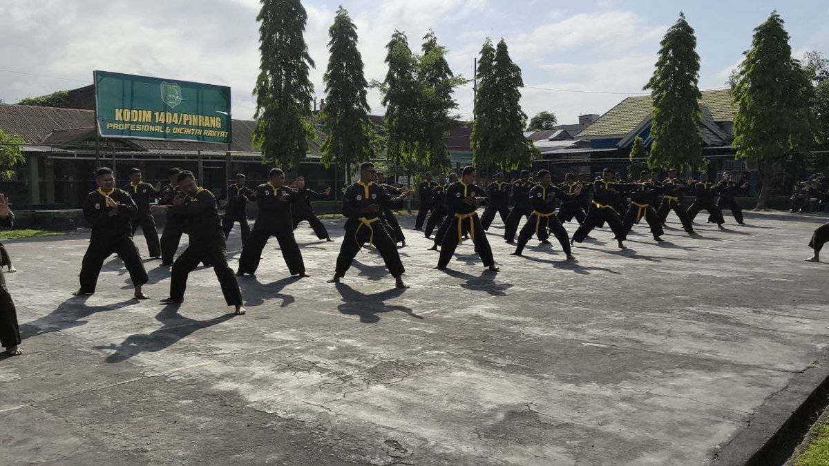 KODIM__1404_PRG's tweet photo. Kodim 1404/Pinrang terus berkomitmen meningkatkan profesionalisme dan kemampuan prajurit melalui pelaksanaan latihan Pencak Silat Militer (PSM) secara rutin. Kegiatan tersebut berlangsung di Lapangan Makodim 1404/Pinrang, Jumat (25/09/2026). https://t.co/hTqOfrjDSN